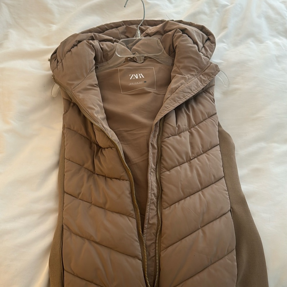Camel puffer vest with hood